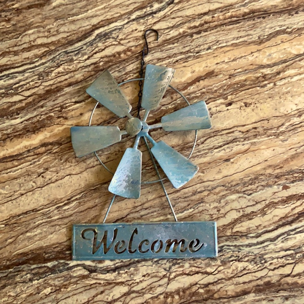 Cute hanging welcome sign